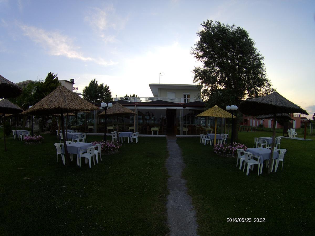 Hotel Akrogiali Korinós 외부 사진